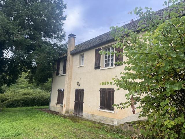 Maison en pierres à restaurer à Sarlat avec 26000 m2 de terrain