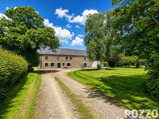 Maison en pierres à Saint Planchers 6 pièces de 120 m2 avec dépendances