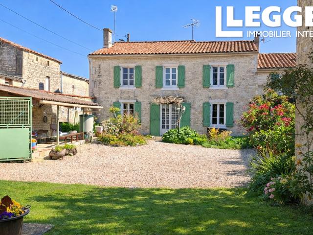 Maison en pierres apparentes avec piscine chauffée, terrain clos, atelier d'art