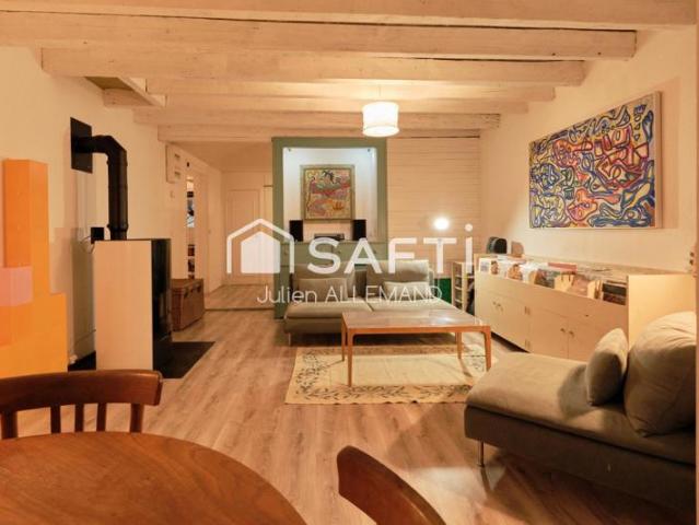 Maison en pierres atypique, offrant de beaux volumes, avec dépendances