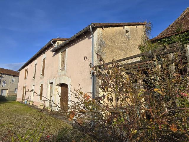 Maison en pierres au cœur de Villamblard avec 2 habitations!