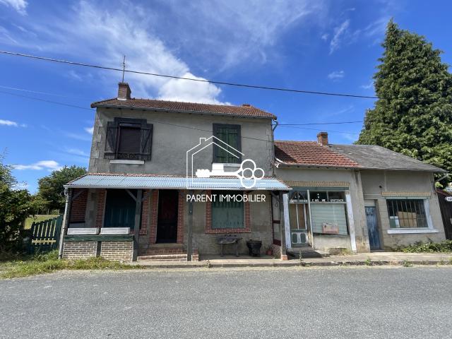 Maison en pierres avec ancien commerce, atelier, dépendances et jardin Bazelat