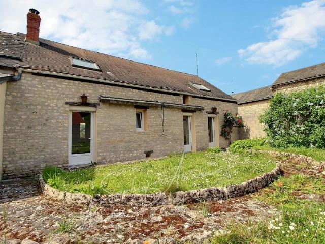 Maison en pierres avec cour et jardin
