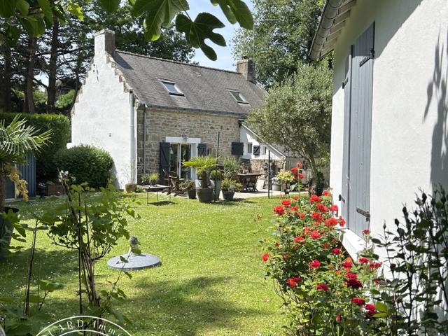 maison en pierres avec dépendance
