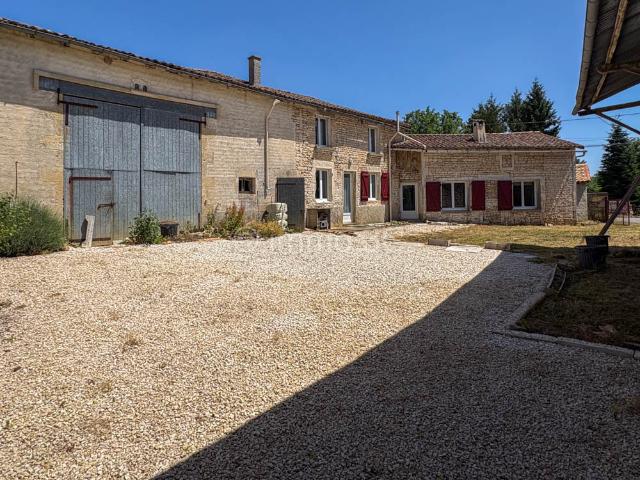 Maison en pierres avec dépendances