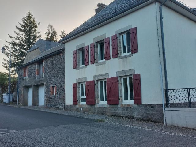 Maison en pierres avec grand garage vendue meublée