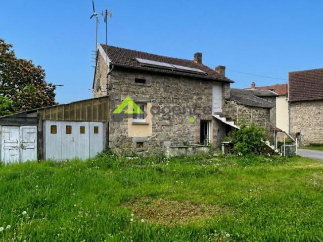 Maison en pierres avec granges et terrain de 1 082 m2