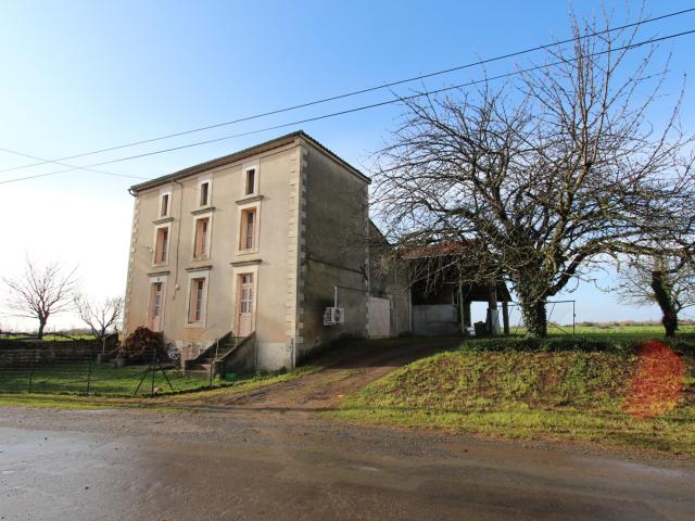 Maison en Pierres avec Hangars
