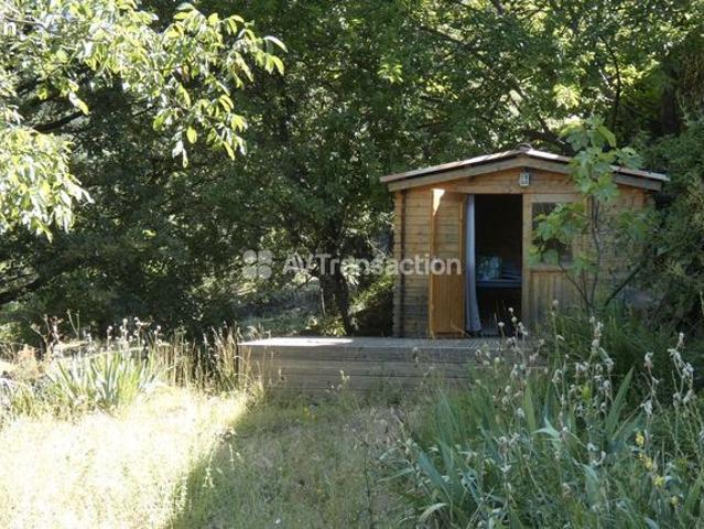 Maison en pierres avec jardin et chalet