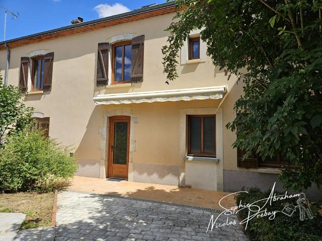 Maison en pierres avec jardin et double garage, proche centre ville