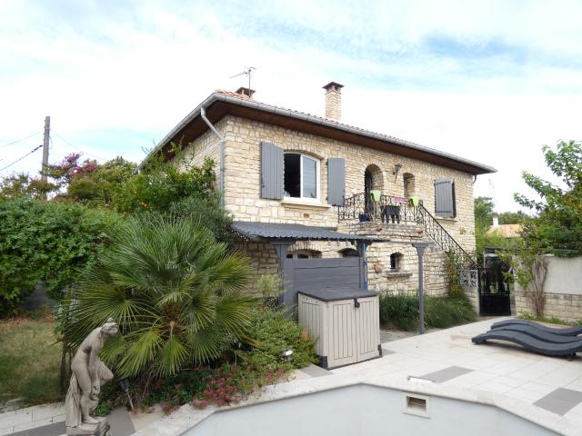 Maison en pierres avec piscine, 3 chambres à acheter pour famille avec 2 enfants à Alès