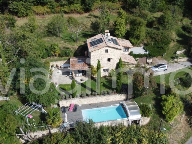 Maison en pierres avec piscine