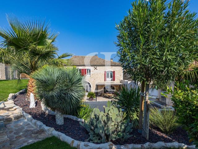 Maison en pierres avec prestations haut de gamme, appartemen. 323m² L'Isle sur la Sorgue