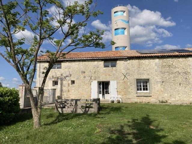 Maison en pierres avec 4 chambres, piscine et double garage