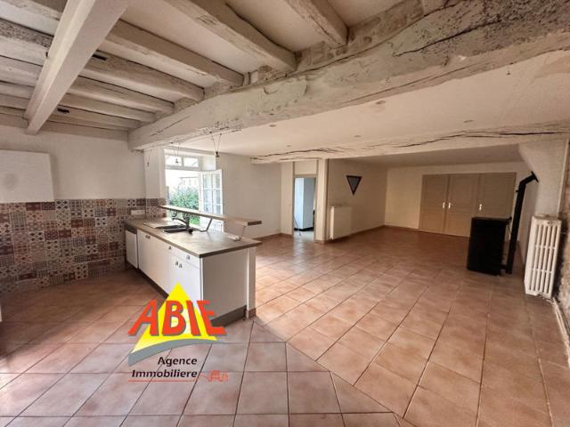 Maison en pierres bourg de Saint Pompain 158 m2