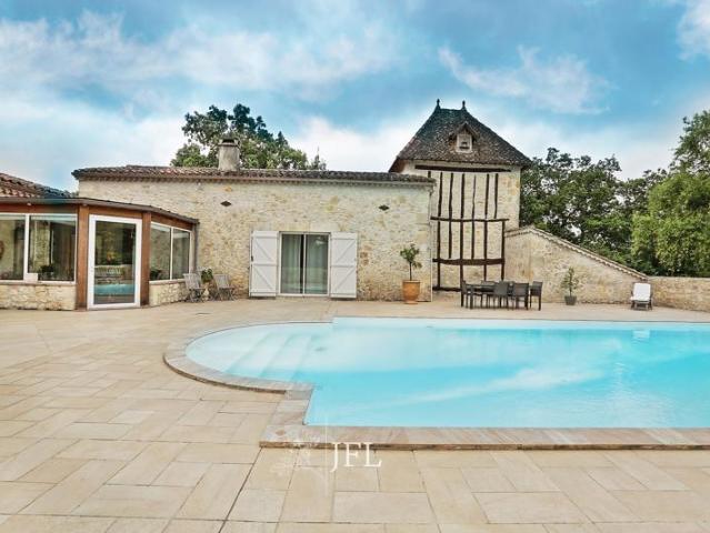 Maison en pierres colombages et pigeonnier