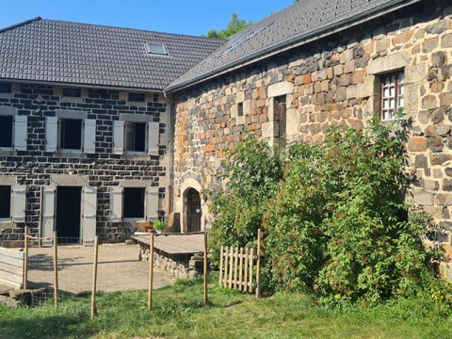 Maison en pierres dans hameau