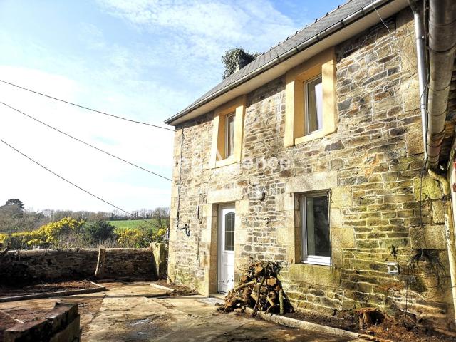 Maison en pierres, dans la vallée du Guindy, à Minihy Tréguier