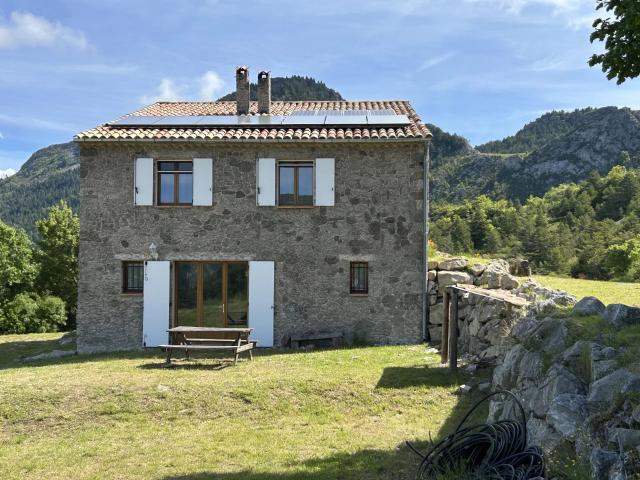 Maison en pierres de 195 m2 sur plusieurs hectares à 1116 mètres d’altitude 04