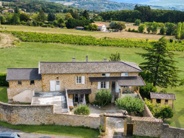 MAISON EN PIERRES DORÉES AVEC DÉPENDANCES ET VUE DÉGAGÉE
