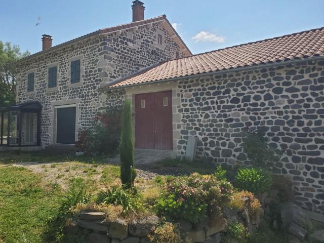 Maison en pierres en cours de rénovation