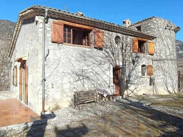 MAISON EN PIERRES ENTREVAUX 04 sur 5145m² DE TERRAIN