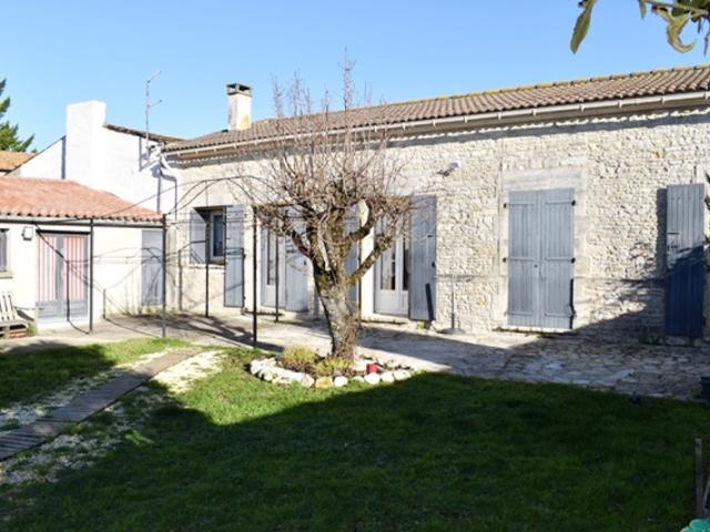 MAISON EN PIERRES ET CHAI