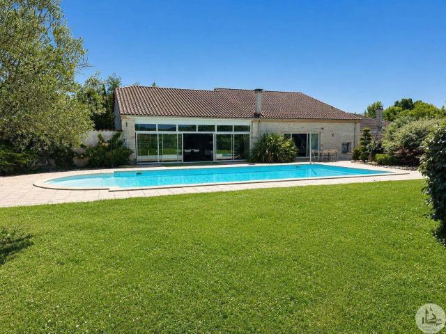 Maison en pierres, gîtes et dépendances 520m² Cancon
