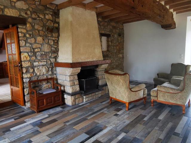Maison en pierres habitable et rénovée avec extension possib. 90m² Saint Georges de Chesné