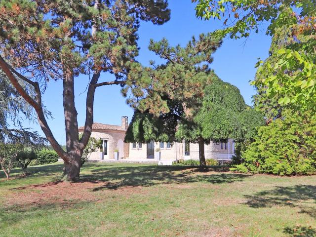 Maison en pierres, piscine, jardin