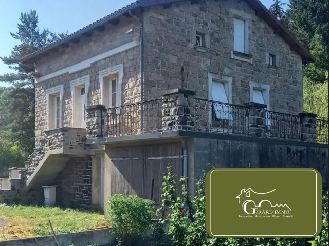 Maison en pierres sur deux niveaux à Laussonne
