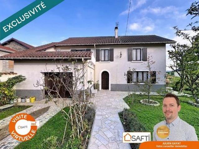 Maison en pisé avec toiture en bon état