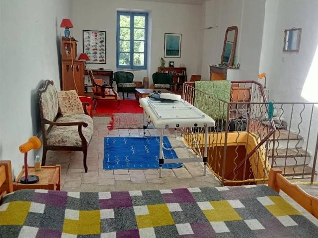 Maison en plein cœur du village avec terrasse !