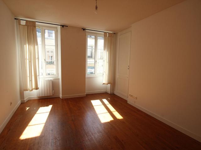 MAISON EN TRIPLEX DE TYPE F4 A LOUER EN HYPER CENTRE DE CHERBOURG