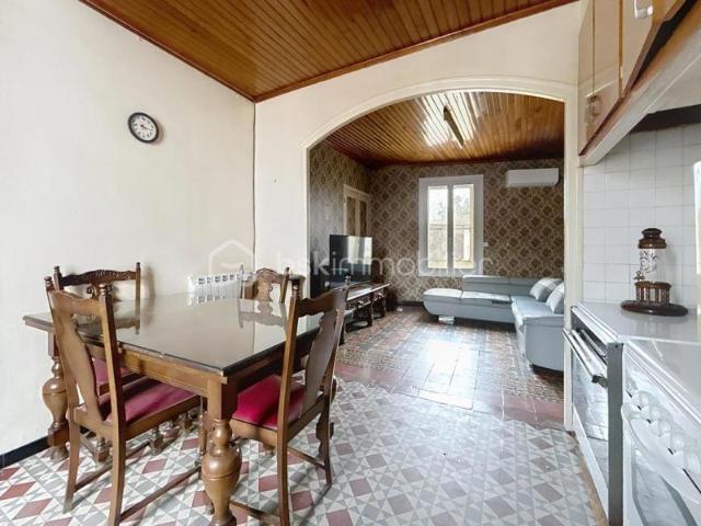 MAISON EN TROIS FACES, QUATRES CHAMBRES, GARAGE ET EXTERIEUR