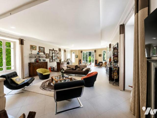 Maison en vente à Jouy en Josas, Île de France, 2690 €