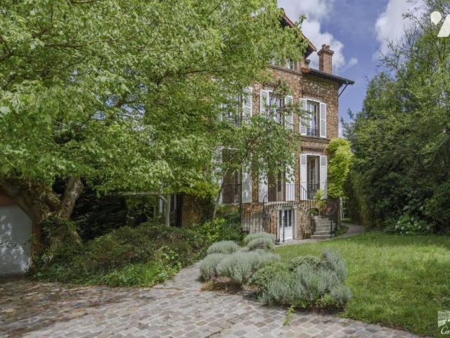 Maison en vente à Sèvres, Île de France, 2095 €