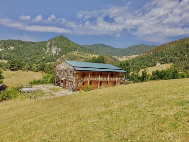 Maison écoconstruction de 365 m2 sur 6000 m2 avec 2 logement