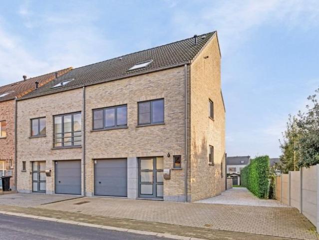 Maison économe en énergie et prête à emménager avec jardin