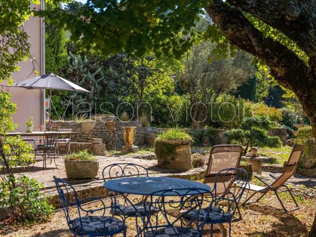 Maison élégante au caractère provençal préservé à Venasque. 176m² Venasque