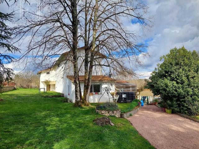 Maison et garage sur 3855 m²
