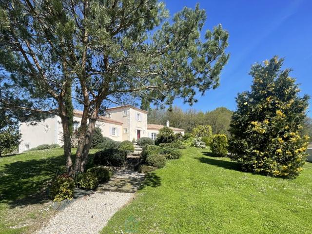 MAISON ET GITE IND. AVEC UN MAGNIFIQUE PARC ARBORE DE + DE 4000 m²