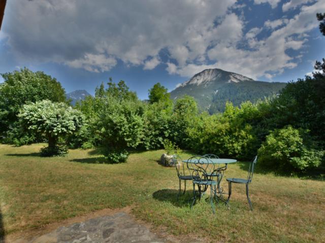 Maison et grand terrain constructible