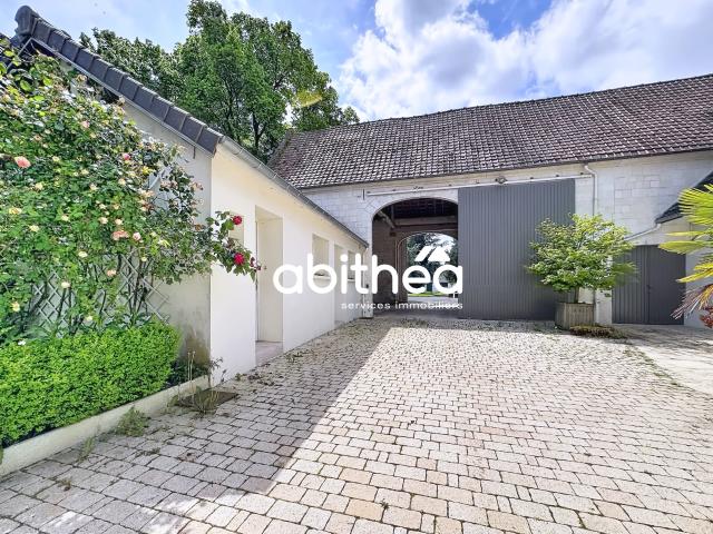 MAISON ET GRANGE EN PIERRE BLANCHE + DEPENDANCE AMENAGEE 346 M2 + HANGAR 430 M2 + TERRAIN