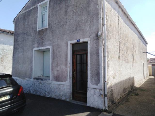 Maison et dépendance centre bourg de st jean d'angle