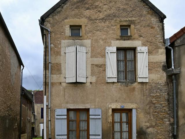 Maison et dépendances au cœur du village de L’Isle sur Serein avec fort potentiel évolutif