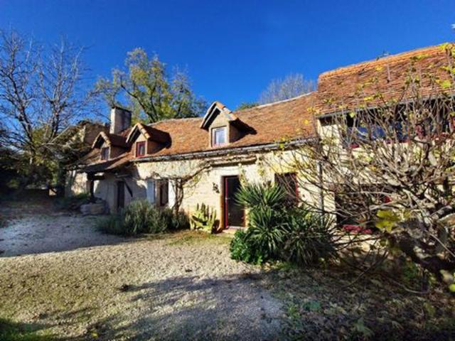 Maison et dépendances dans un hameau proche de Cay