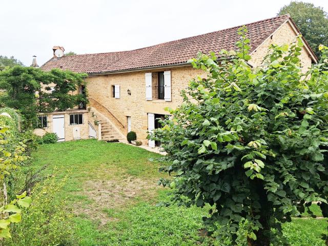 Maison et dépendances en pierres, terrain de 621m2 au total, 20mn de Sarlat