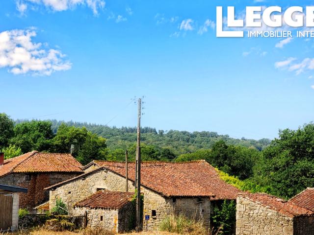 Maison et son corps de ferme de plusieurs bâtiments, son puit, et ses terrains de plus de 3 hectares