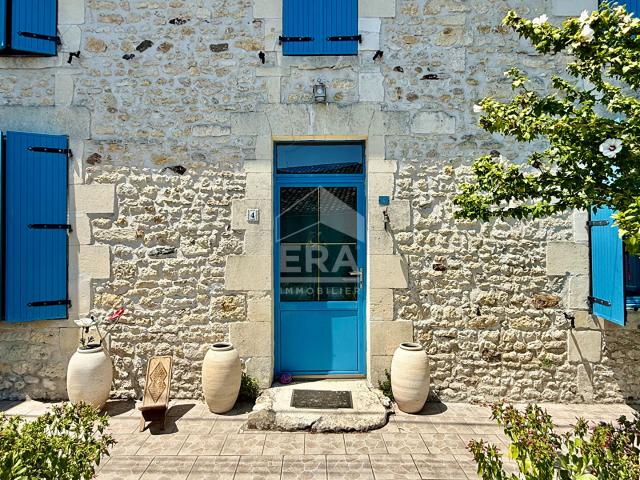 MAISON ET STUDIO LOCATIF SUPERBE CHARENTAISE AVEC PIERRES APPARENTES